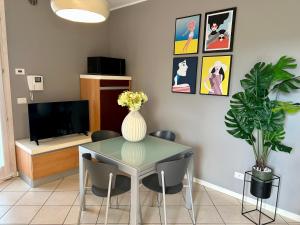 巴多利诺Grace House的一间带桌子和花瓶的用餐室