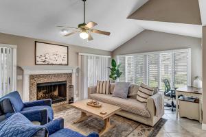 Χώρος καθιστικού στο Endless Summers - Golf-view condo w beach access