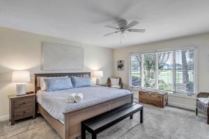 Ένα ή περισσότερα κρεβάτια σε δωμάτιο στο Endless Summers - Golf-view condo w beach access