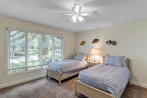 Postel nebo postele na pokoji v ubytování Endless Summers - Golf-view condo w beach access