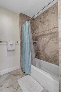 Ένα μπάνιο στο Endless Summers - Golf-view condo w beach access +52 φωτογραφίες