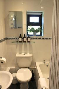 Et badeværelse på Modern Country Cottage Stay + 18 billeder