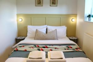 En eller flere senge i et værelse på Modern Country Cottage Stay