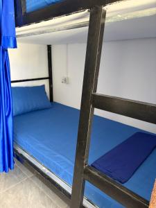 Litera en habitación con cama azul en David's Hostel & Restaurant, en Kaôh Rŭng (3) 41 fotos más