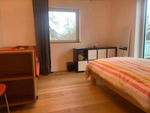 En eller flere senge i et værelse på A cozy room in a modern House