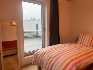 En eller flere senge i et værelse på A cozy room in a modern House