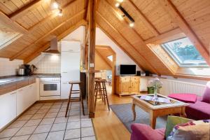 une cuisine et un salon avec une table dans l'établissement Haus Schlageter, à Dachsberg im Schwarzwald