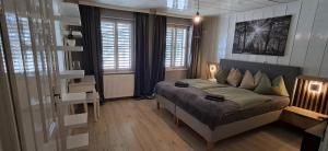 Ένα ή περισσότερα κρεβάτια σε δωμάτιο στο XXL Cosy apartments Villa Goisern, centre with mountain view