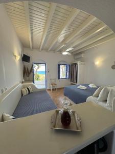 ein großes Wohnzimmer mit Couch und Tisch in der Unterkunft Aperanto Galazio in Koufonisia