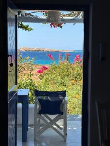 einen Stuhl auf einer Veranda mit Meerblick in der Unterkunft Aperanto Galazio in Koufonisia + 7 Fotos