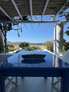 ein blauer Tisch mit einer Schüssel darüber in der Unterkunft Aperanto Galazio in Koufonisia