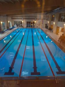 Bazén v ubytování WARM-Apartament Nou Fiald nebo v jeho okolí