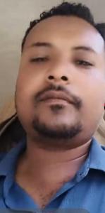 ein Mann in einem blauen Hemd mit Schnurrbart in der Unterkunft Keep it short and catchy in Nazrēt