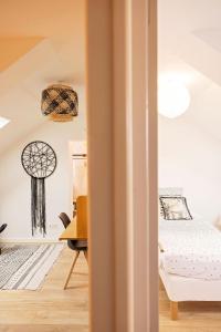 una camera da letto con un letto, una scrivania e una sedia di Le Presbytère des Baraques à Blériot-Plage a Sangatte