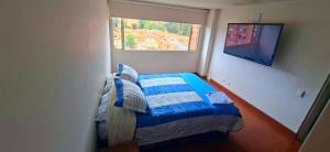 Un dormitorio con una cama y una ventana en Colina 804, en Bogotá