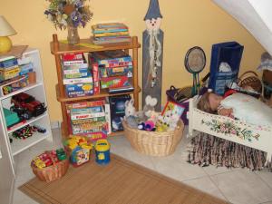 Zimmer mit einem Kind, das in einem Bett mit Spielzeug schläft in der Unterkunft Ferienwohnung Zur schönen Aussicht in Lalling