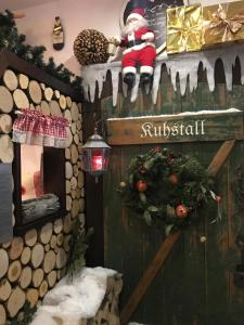 a christmas room with a siberian sign and christmas decorations at Hotel Edel Weiss in Bremen