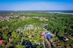 欧雷扬Camping 4 étoiles - Piscine - eecaad的享有公园的空中景致,公园内有房屋和树木