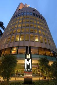 新加坡的住宿－M Hotel Singapore City Centre，前面有酒店标志的大建筑