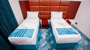 Postel nebo postele na pokoji v ubytování Yaqeen hotal