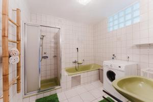 Un baño con lavabo y lavadora. en Ferienhof Schaubmeier, en Klaffer am Hochficht 52 fotos más