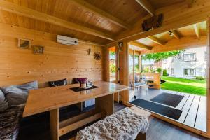 Cabaña de madera con mesa y sofá en Ferienhof Schaubmeier, en Klaffer am Hochficht