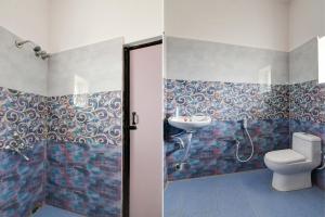 un baño con inodoro y lavabo en Hotel O AMULYA AASHIYANA, en Bhubaneshwar