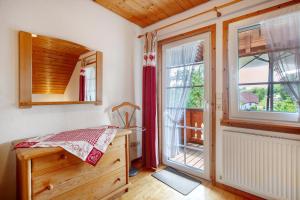 une chambre avec un lit et une grande fenêtre dans l'établissement Haus Schlageter, à Dachsberg im Schwarzwald