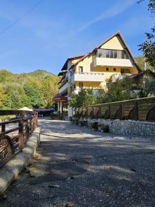un edificio con recinto accanto a una strada di Pensiunea Iulia Star a Băile Olăneşti