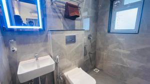 Un baño de Hotel Signature 64 fotos más