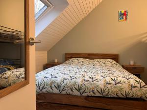オットンにあるChez Fernandのベッドルーム(ベッド付)1室(屋根裏部屋)