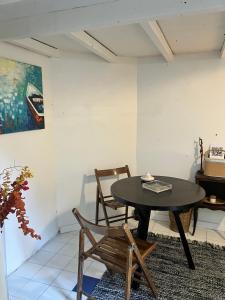 een eetkamer met een tafel en een stoel bij Nice place Paris center in Parijs