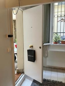 een deur met daaraan een boodschappentas bij Nice place Paris center in Parijs