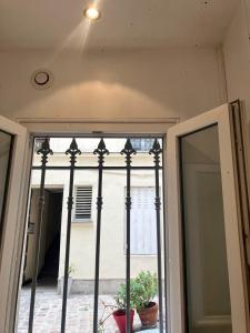 een open deur met uitzicht op een raam bij Nice place Paris center in Parijs