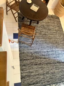 een tafel en een stoel en een tafel en een kleed bij Nice place Paris center in Parijs +13 foto's