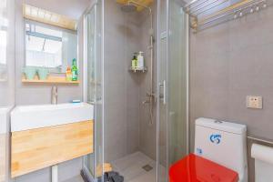 Un baño con ducha, inodoro y lavabo. en Shanghai Hills&XING 593 Homestay Mid Huaihai Rd Near Metro Line 1 North Zhongshan Rd, en Shanghái 19 fotos más