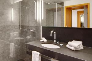 Et badeværelse på Hotel Friedheim Weggis + 12 billeder