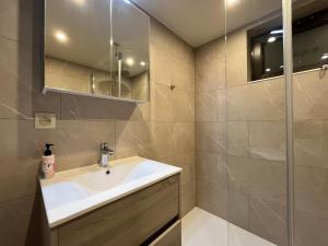 オットンにあるChez Fernandの洗面台とシャワー付きのバスルーム +18枚の写真