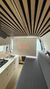 Postel nebo postele na pokoji v ubytování Hyundai H1 Camper