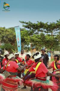 un grupo de personas bailando en un desfile en Majik Resort Beach, en Busia