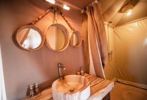 Ванная комната в Sandrock Luxury Camp +25 фотографий