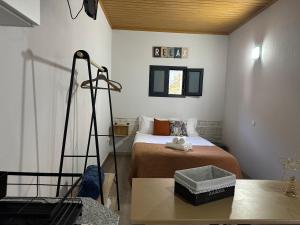 En eller flere senge i et værelse på Cantinho S & F