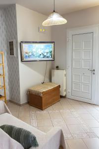 un soggiorno con un divano e un quadro sul muro di Haplotēs Rhodes Apartment a Koskinou