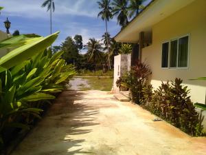 Ein Garten an der Unterkunft Khanom Garden Suite