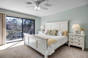 Postel nebo postele na pokoji v ubytování Sawgrass Serenity - Luxury retreat w pool & patio