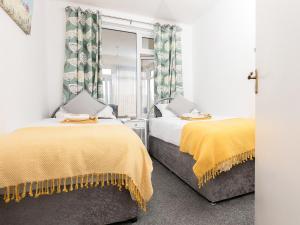 Giường trong phòng chung tại Bosorne