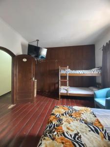 ein Schlafzimmer mit einem Etagenbett und einem Etagenbett in der Unterkunft Pousada Villas in Sorocaba