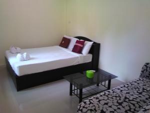 Ein Bett oder Betten in einem Zimmer der Unterkunft Khanom Garden Suite