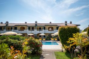 een hotel met een zwembad en een resort bij Residence Brenta in Bibione