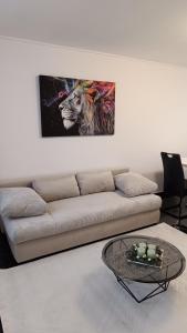 un salon avec un canapé et un tableau au mur dans l'établissement Adina Oase, à Rimbach